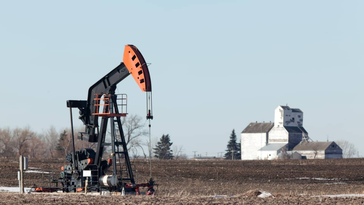 Oil pumper west of Manitoba border bakken oil field